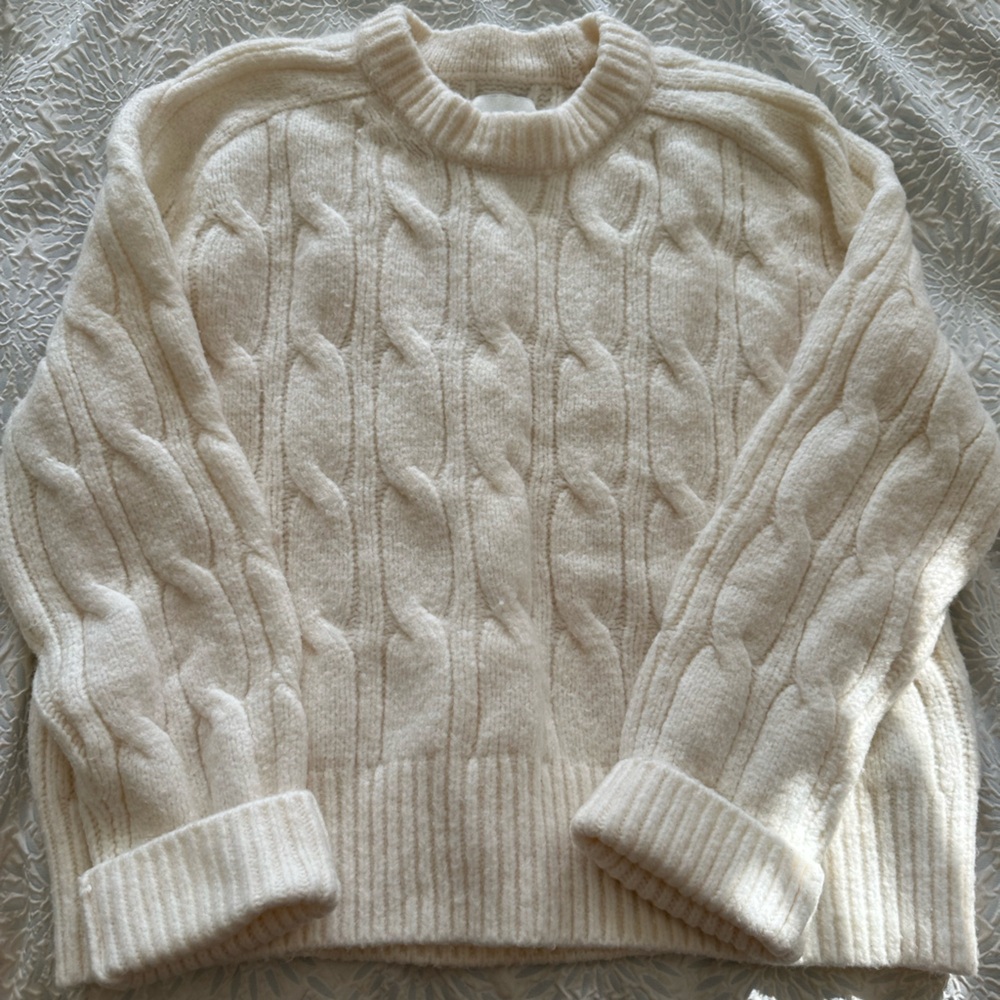 Cozy Abercrombie & Fitch Cable Knit Sweater